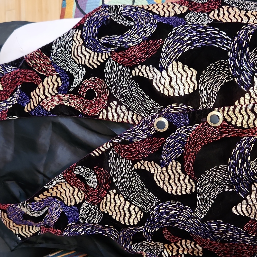 Vest with shiny pattern.